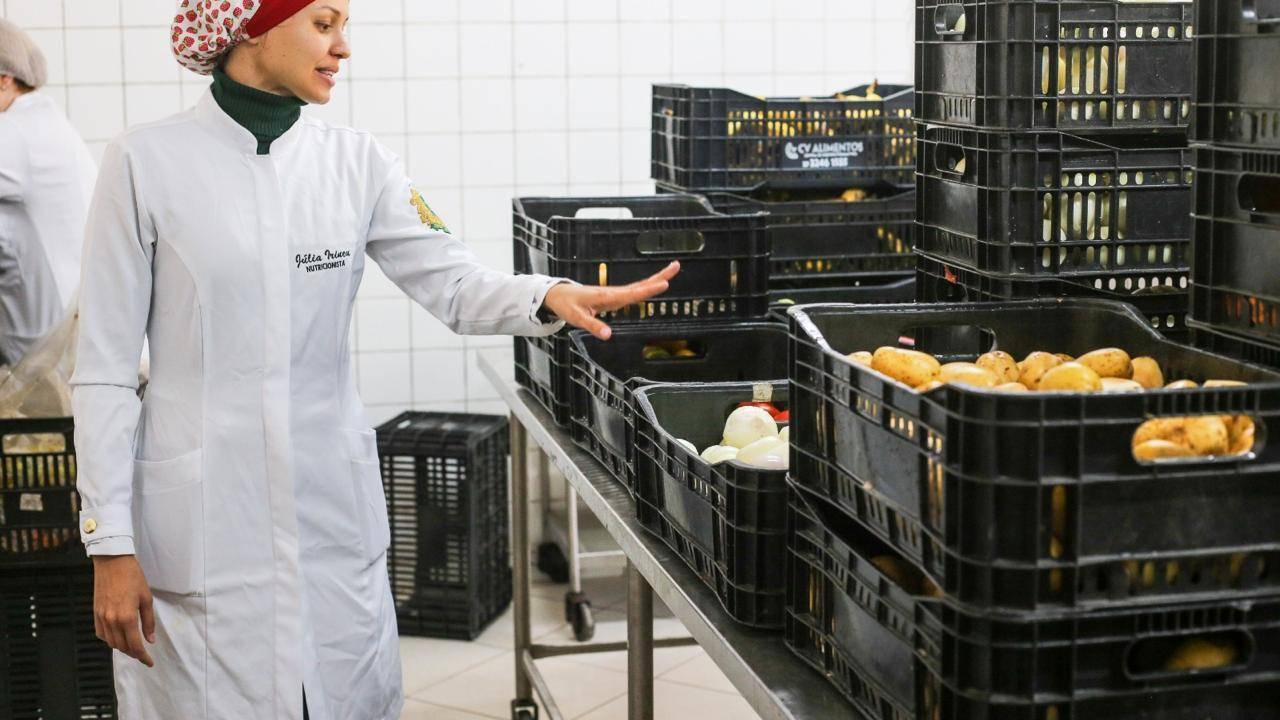 Alimentos que seriam descartados ajudam a transformar vidas em Volta Redonda