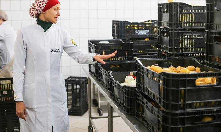 Alimentos que seriam descartados ajudam a transformar vidas em Volta Redonda