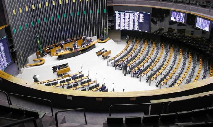 Câmara pode votar sistema de combate ao feminicídio e regras para conter preço de combustíveis
