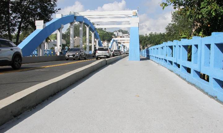 Cartão postal: Ponte dos Arcos ganha novo visual com pintura do piso e cores da cidade