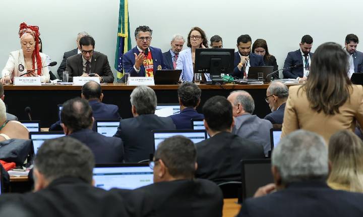 Centrão tenta derrubar transição de 60 dias para fim da escala 6x1