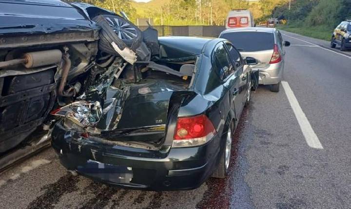 Engavetamento com cinco veículos e uma carreta é registrado na Serra das Araras