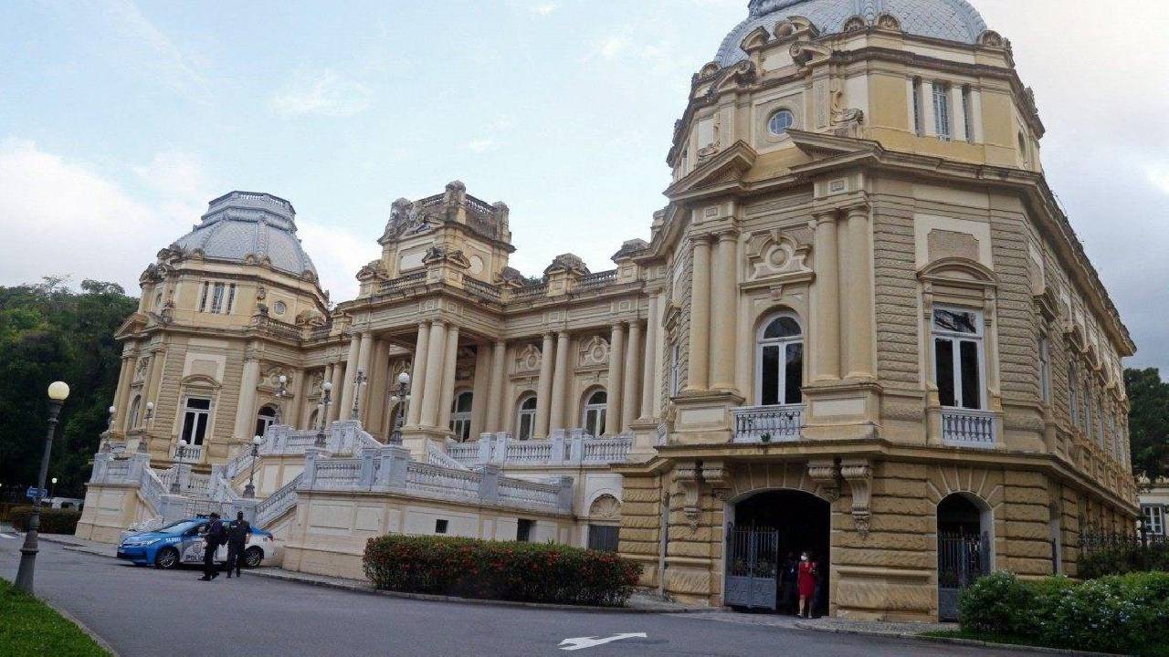 Governo do Rio prepara redução de secretarias e novo pente-fino nos cargos
