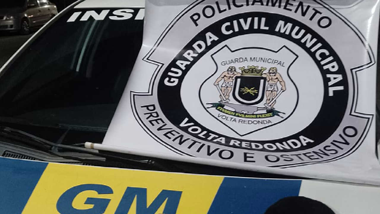 Homem embriagado e sem CNH é preso com réplica de pistola e touca ninja em Volta Redonda