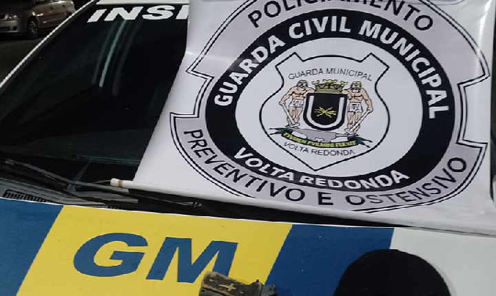Homem embriagado e sem CNH é preso com réplica de pistola e touca ninja em Volta Redonda