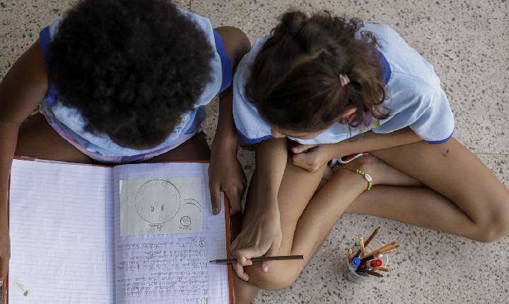 Metade dos estudantes não vê debate antirracista na escola, diz estudo
