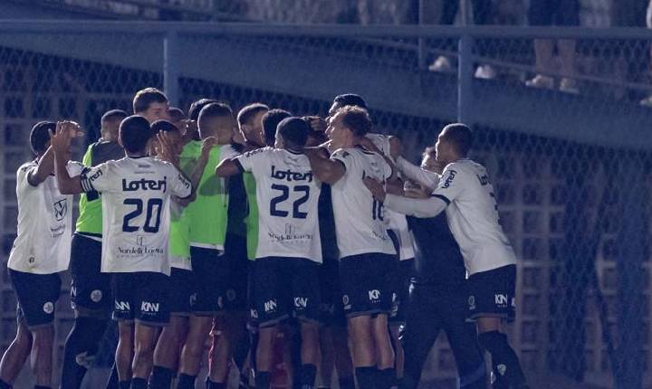 Nos acréscimos, Resende vence Araruama e assume a vice-liderança no Carioca A2