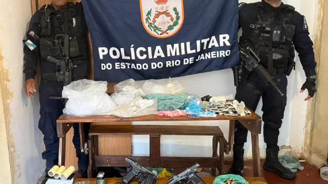 Operação da PM apreende armas, drogas e granada; mulher é presa em Três Rios
