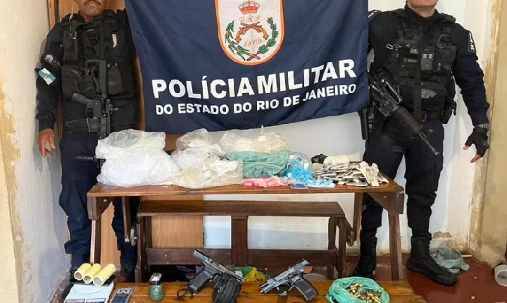 Operação da PM apreende armas, drogas e granada; mulher é presa em Três Rios