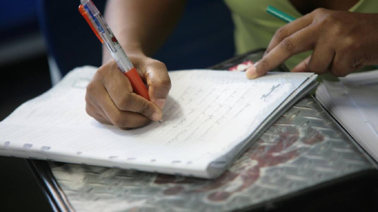 Rede estadual abre calendário de matrículas da Educação de Jovens e Adultos