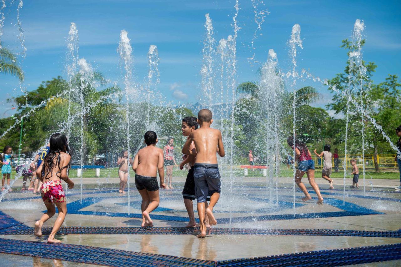 Chafariz do Parque das Águas é atrativo nos dias de verão em Resende