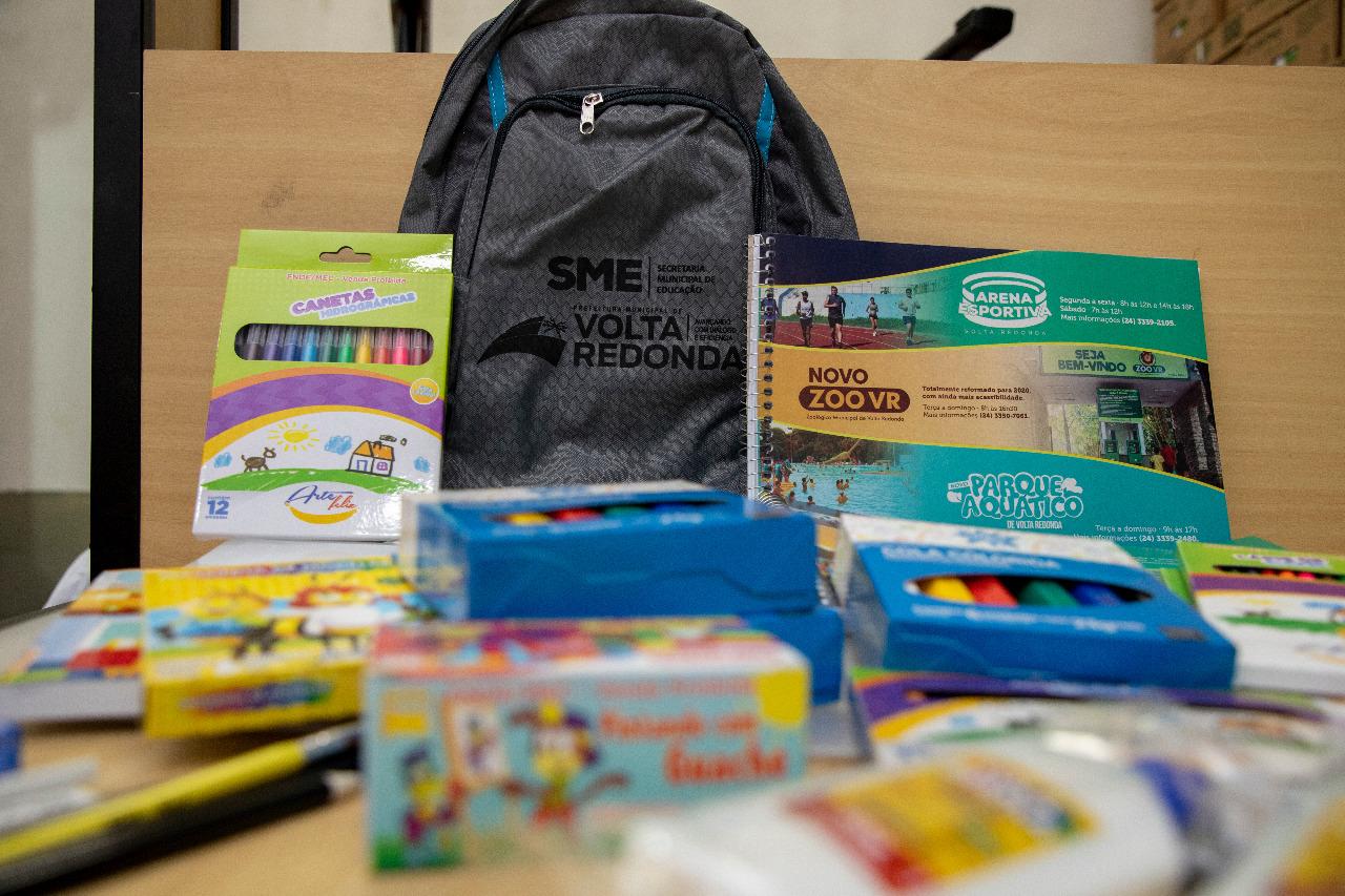 Kit Escolares e unirfomes já estão as unidades de Volta Redonda para serem distribuídos