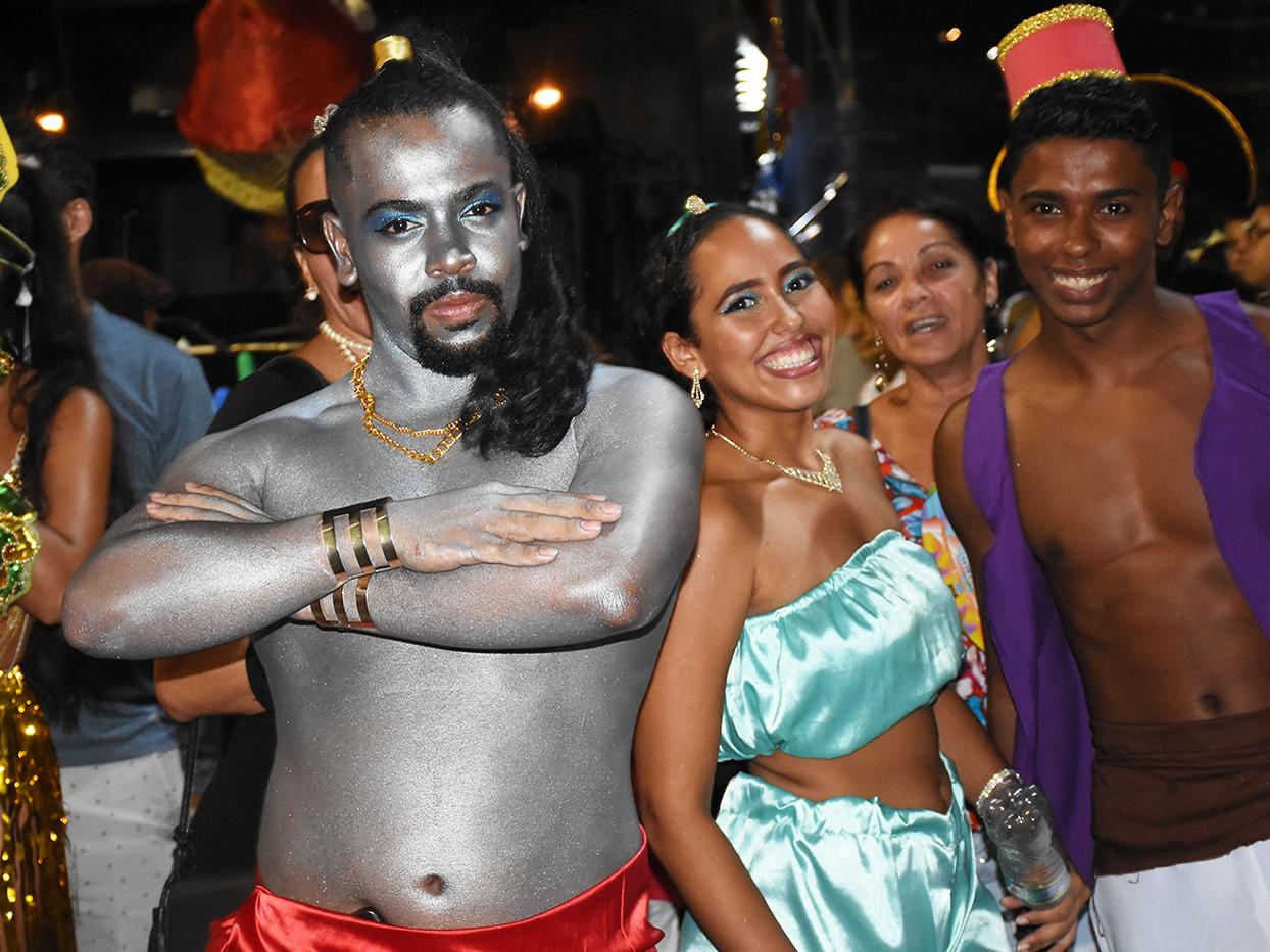 Blocos Feliz Idade e dos Artistas abrem o Carnaval em Angra