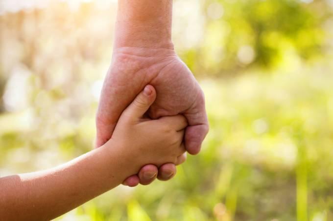 Brasil tem 4,9 mil crianças e adolescentes para a adoção. Saiba como adotar