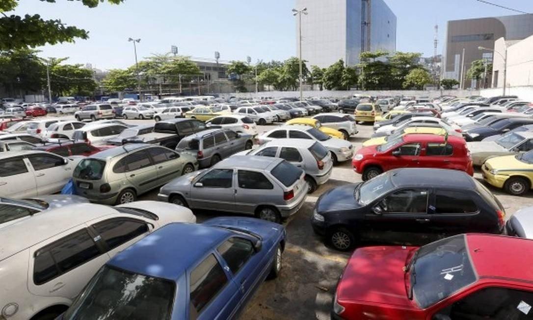 Carros de criminosos apreendidos há mais de 30 anos vão a leilão no Rio