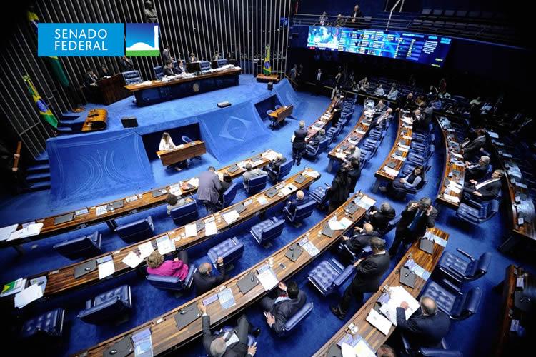 Escolas poderão ter intérprete de Libras para atendimento de pais surdos