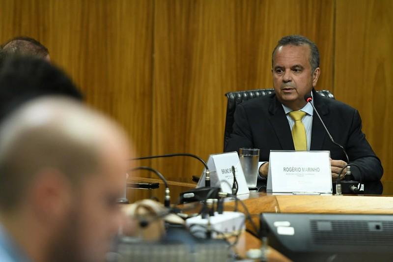Governo vai selecionar funcionários aposentados para acelerar atendimento do INSS