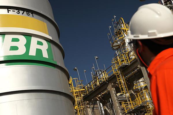 Petrobras inicia contratação emergencial de pessoas e serviços durante a greve