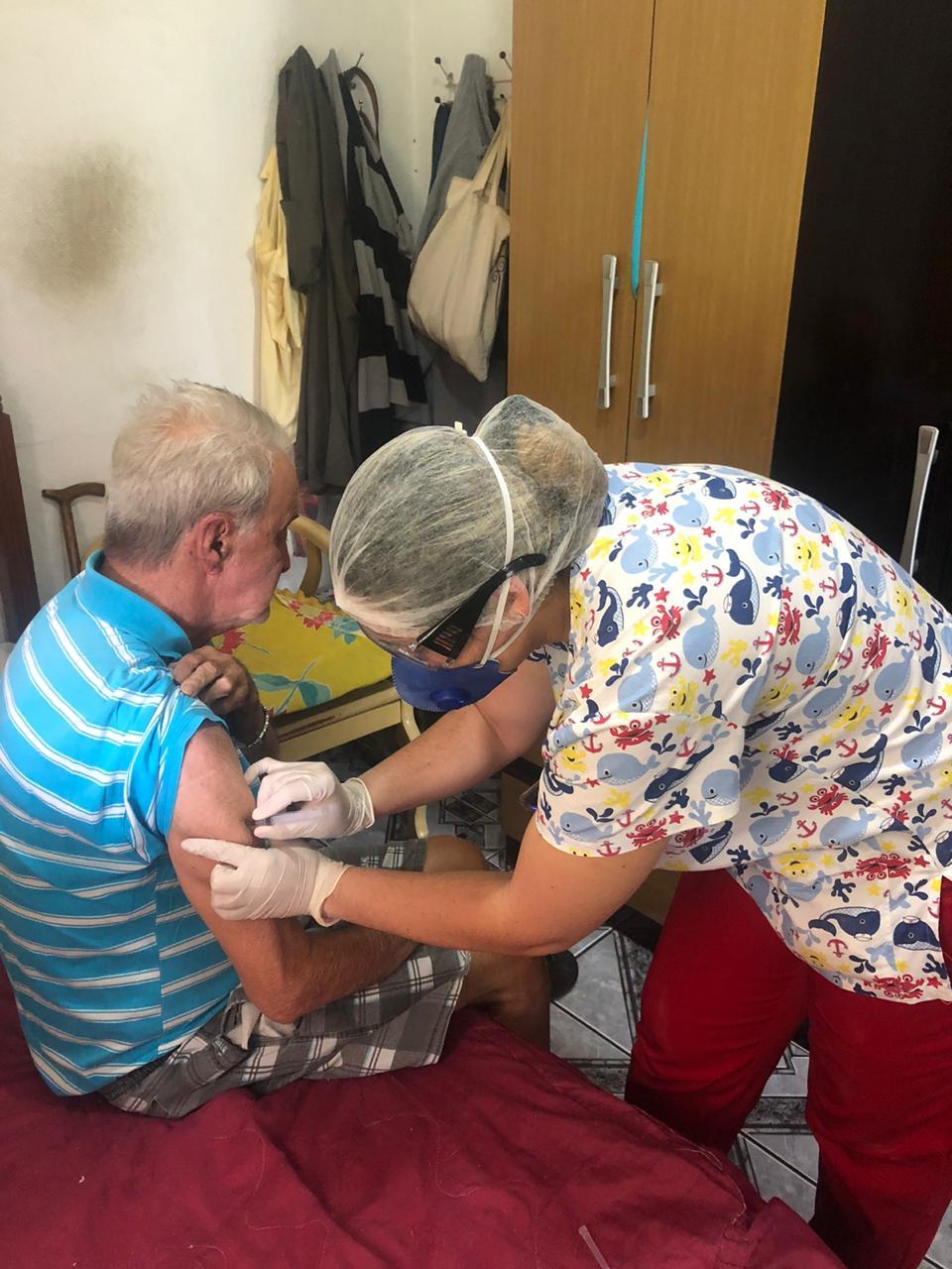 Barra Mansa realiza vacinação domiciliar contra a gripe em idosos e pacientes acamados