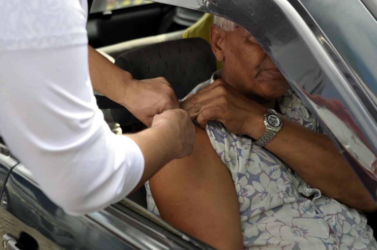 Em sistema drive-thru, Barra Mansa vacina 3.752 idosos durante o sábado