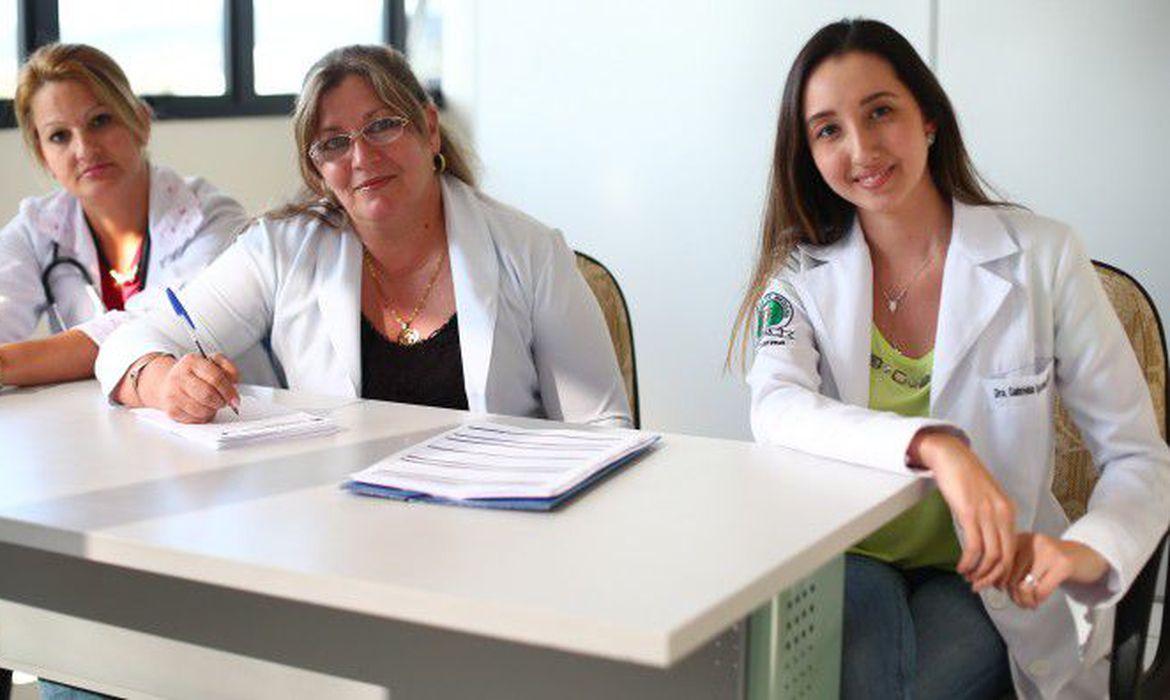 Inscrições de médicos para combater coronavírus começam segunda, 16