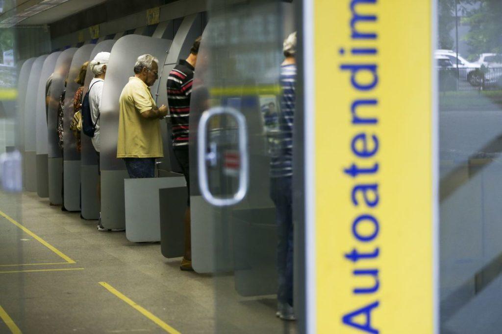 Bancos podem ser obrigados a oferecer máscaras e álcool em gel para clientes