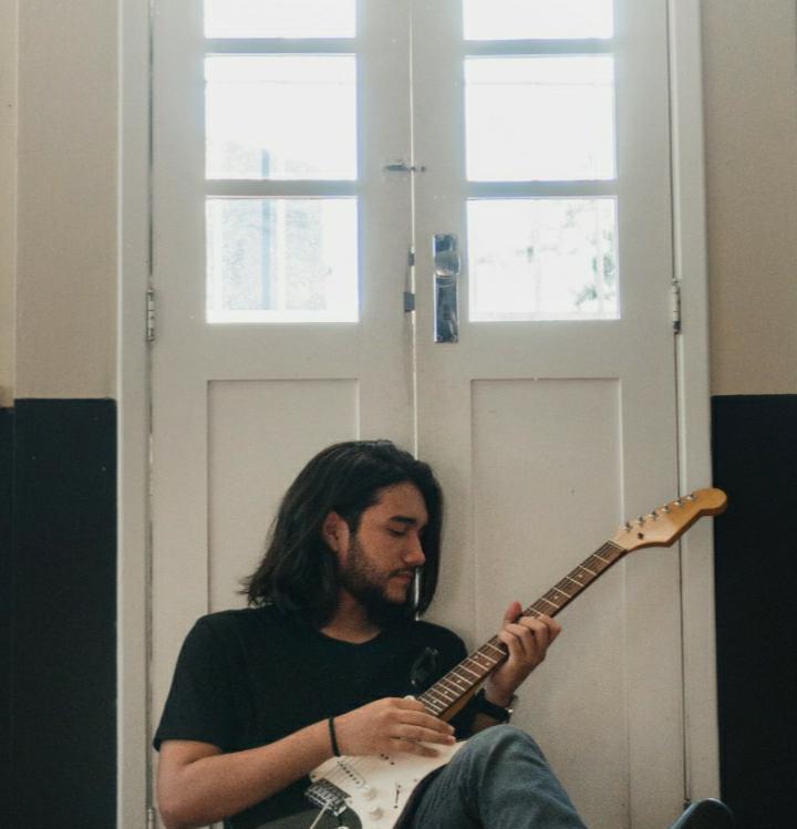 Jovem de Volta Redonda se destaca como cantor e compositor no Rio de Janeiro