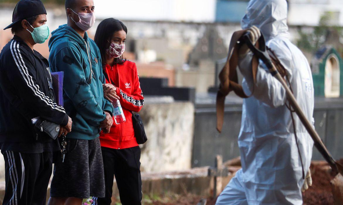 País registra 751 mortes por covid-19 em 24h e bate novo recorde