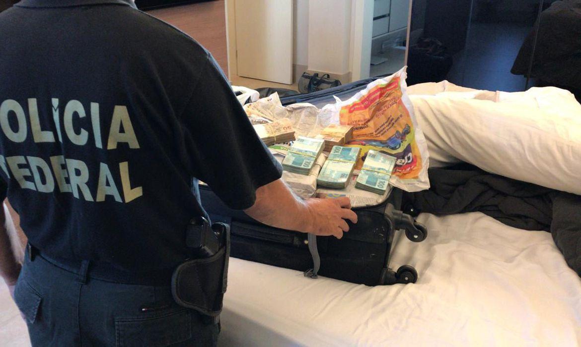 Polícia Federal prende estelionatários que tentavam sacar auxílio emergencial