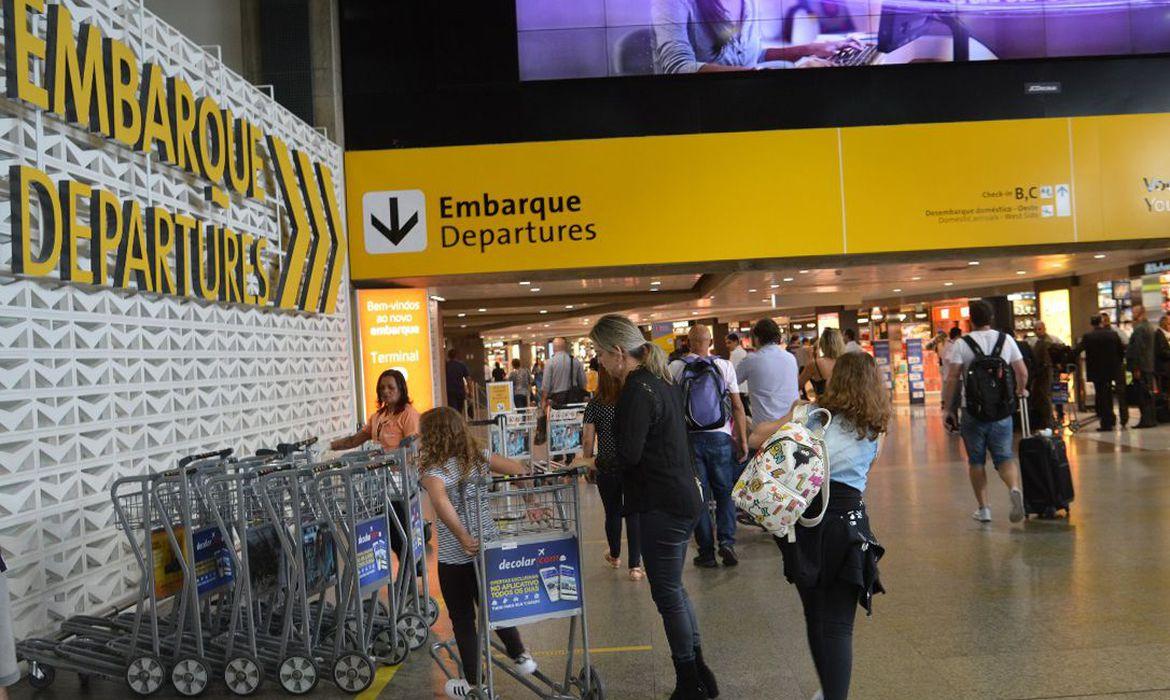 Autorização de viagem para menores de idade será emitida pela internet