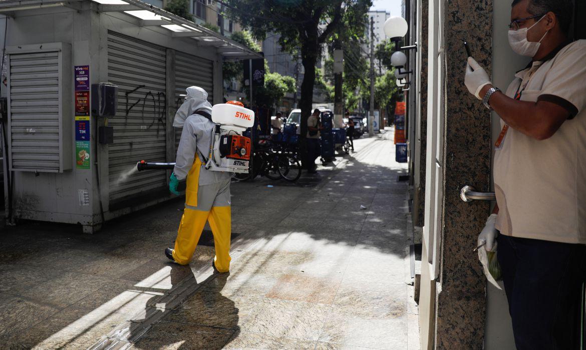 Governo do Rio diz que municípios devem avaliar reabertura