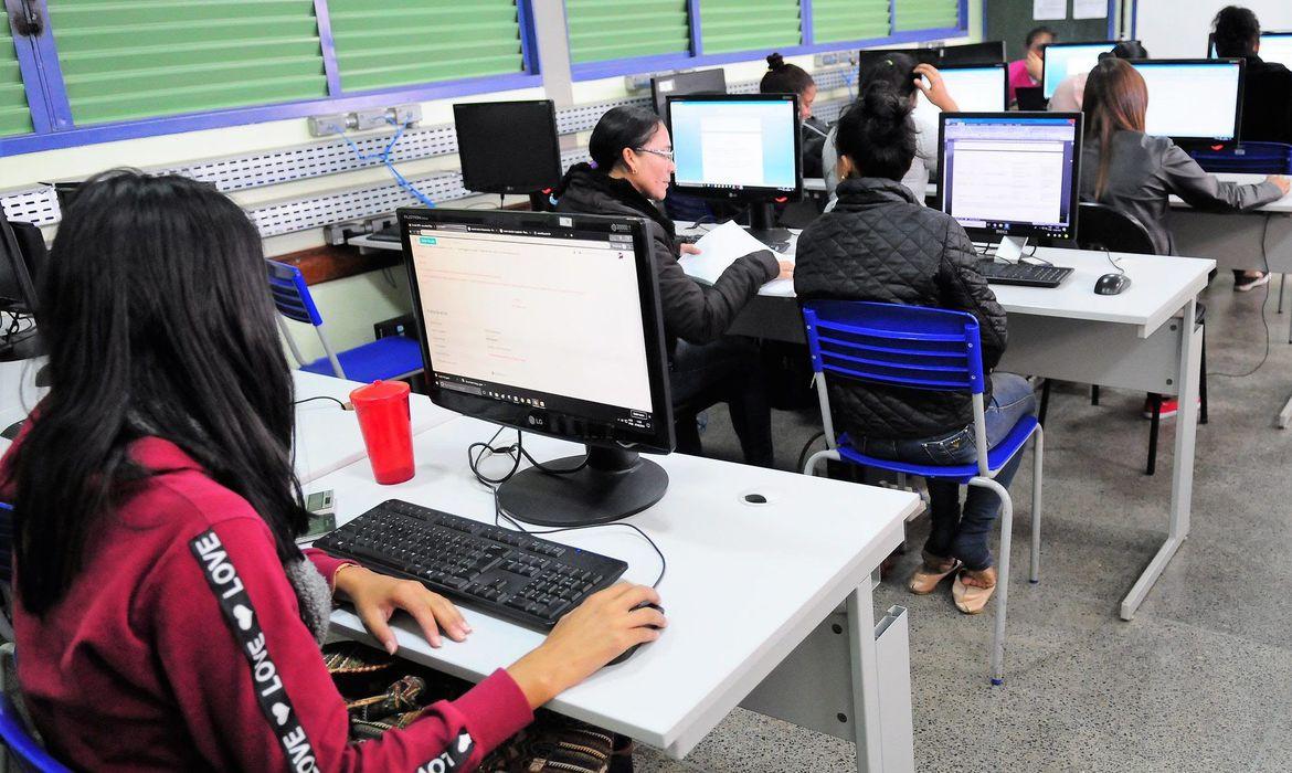 Maioria das escolas brasileiras não tem plataformas para ensino online