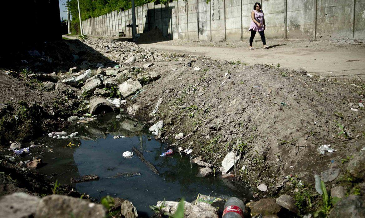 Mais da metade do esgoto gerado no Brasil volta ao meio ambiente sem tratamento