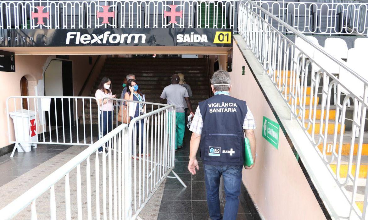 Vigilância Sanitária constata irregularidades em grandes clubes do RJ