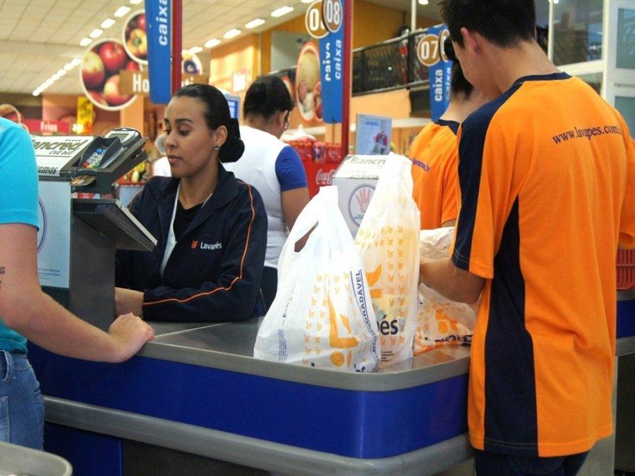 Agora é Lei: Supermercados terão que oferecer serviço de empacotamento durante pandemia