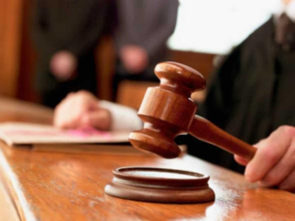 Banco é condenado a indenizar cliente por retenção de salário