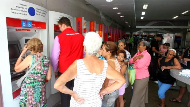 Agora é Lei: Preferência a idosos em bancos e lotéricas será ampliada no Estado