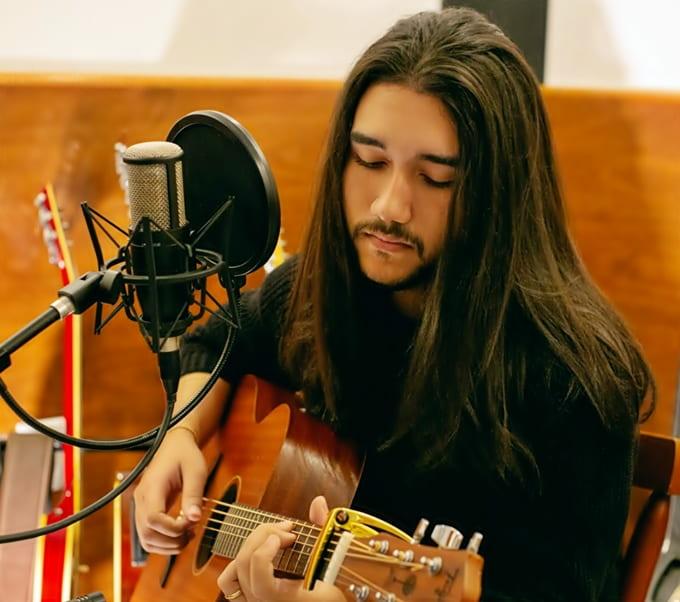 Cantor de Volta Redonda emplaca música autoral no Radar Pop da Deezer