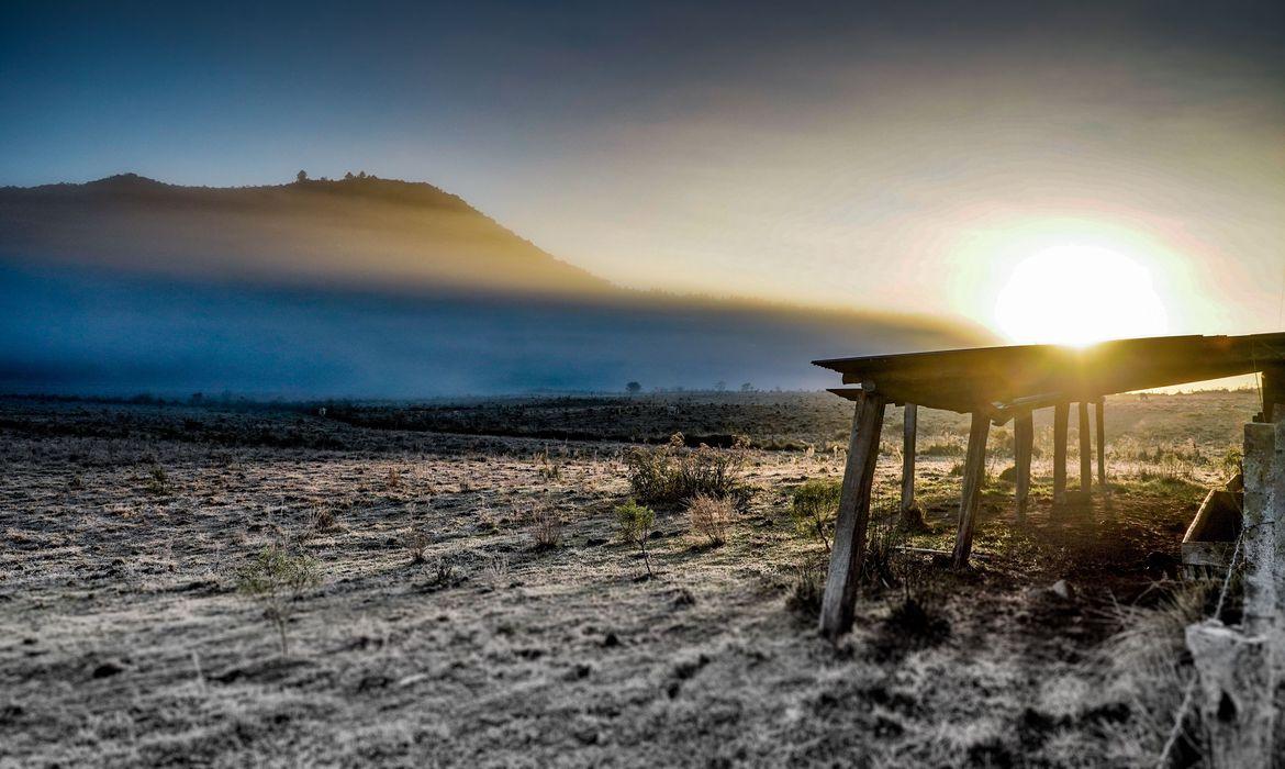 Onda de frio intenso começa a atingir vários estados do Brasil