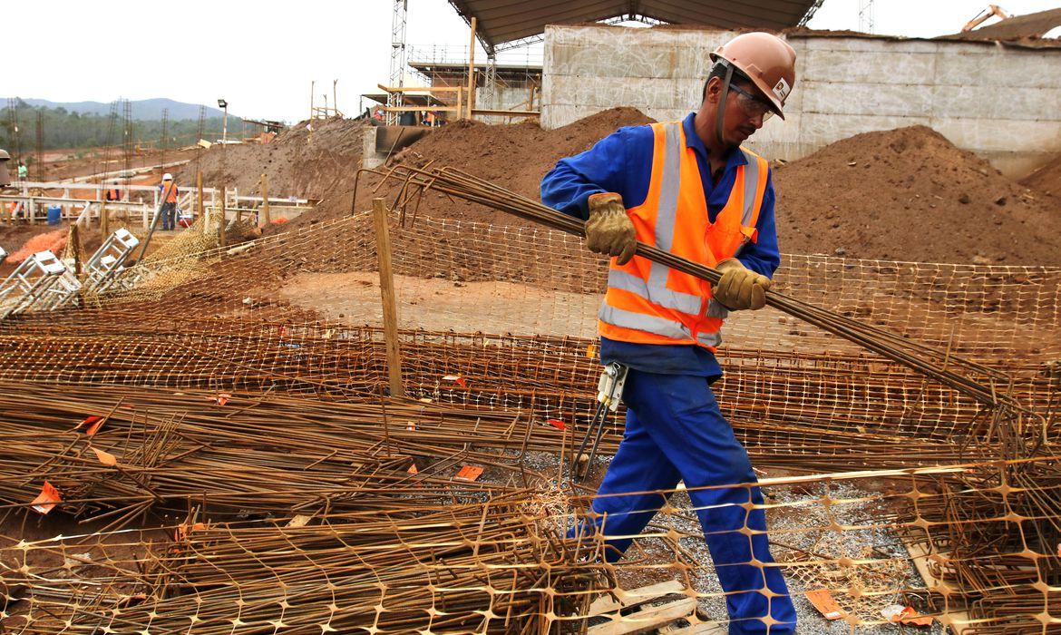 Confiança da construção cresce 3,7 pontos em outubro, diz FGV