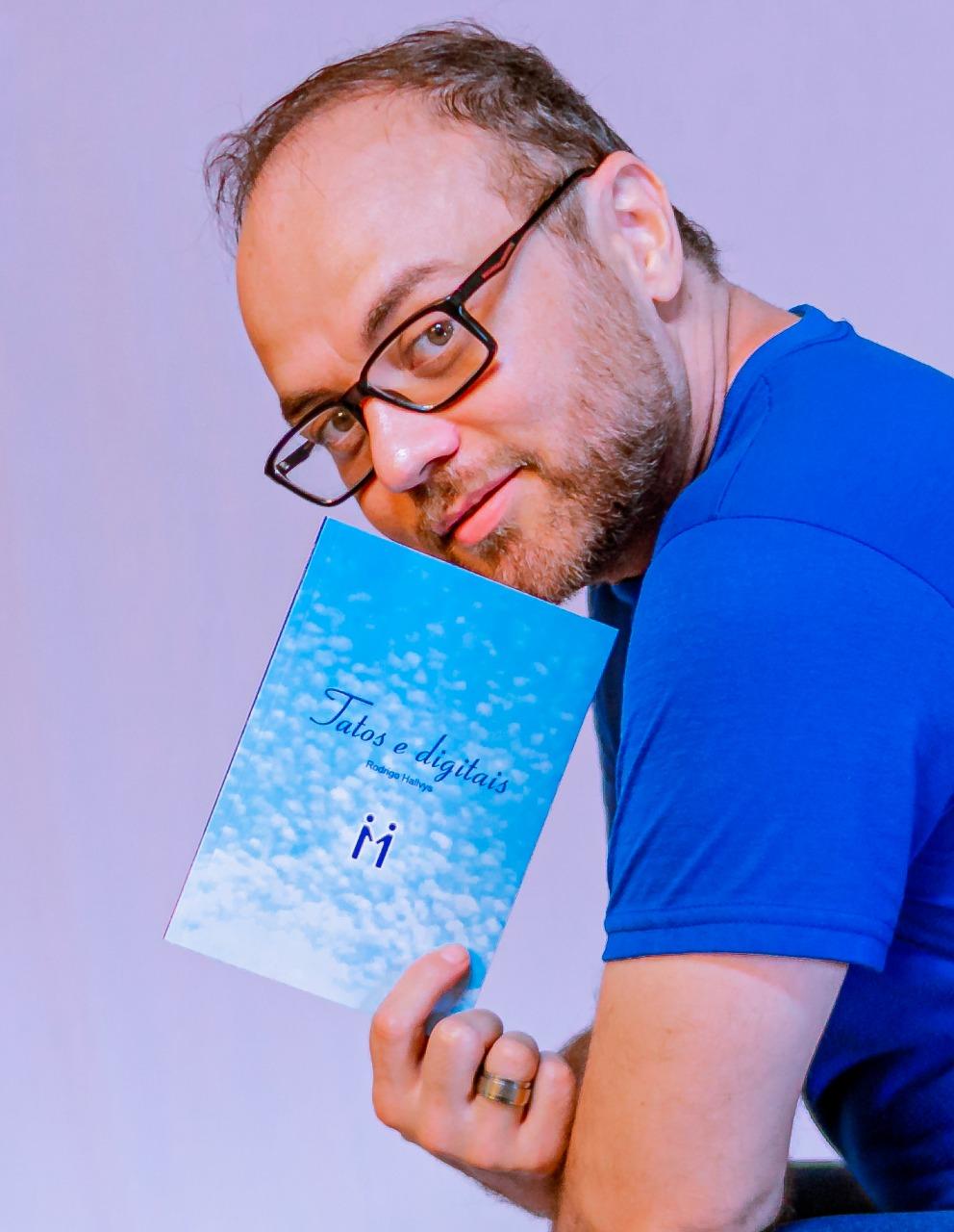 Ator Rodrigo Hallvys, de Volta Redonda, é capa da revista americana 