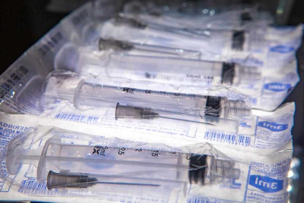 Governo do Rio começa a distribuir seringas para vacinação contra Covid-19