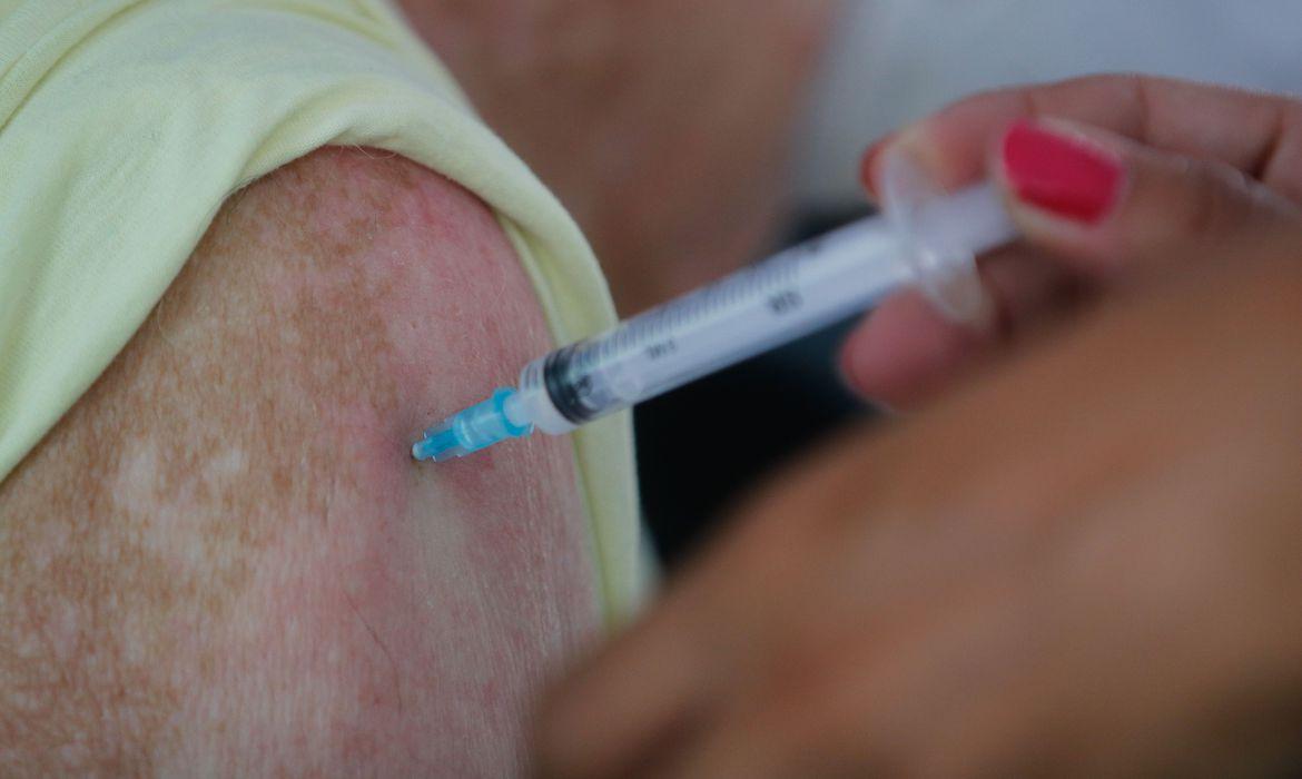 Brasil tem 10,5 milhões de casos de covid-19 e 254 mil mortes