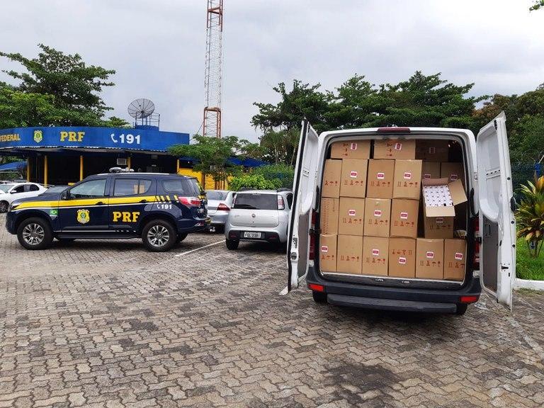 Piraí: PRF apreende 7 mil pacotes de cigarros ilegais