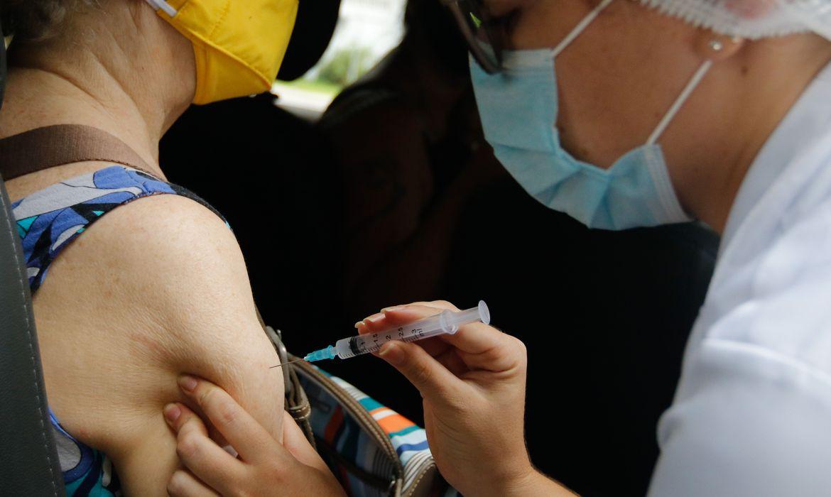 Anvisa libera registro de vacina e de medicamento contra covid-19