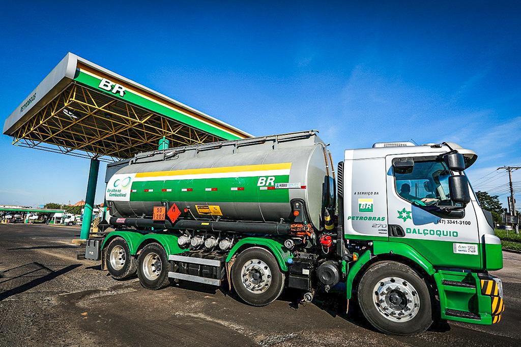 Após série de altas, Petrobras anuncia redução do preço da gasolina nas refinarias