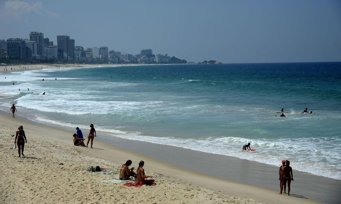 Cariocas buscam as praias da cidade, mesmo com proibição
