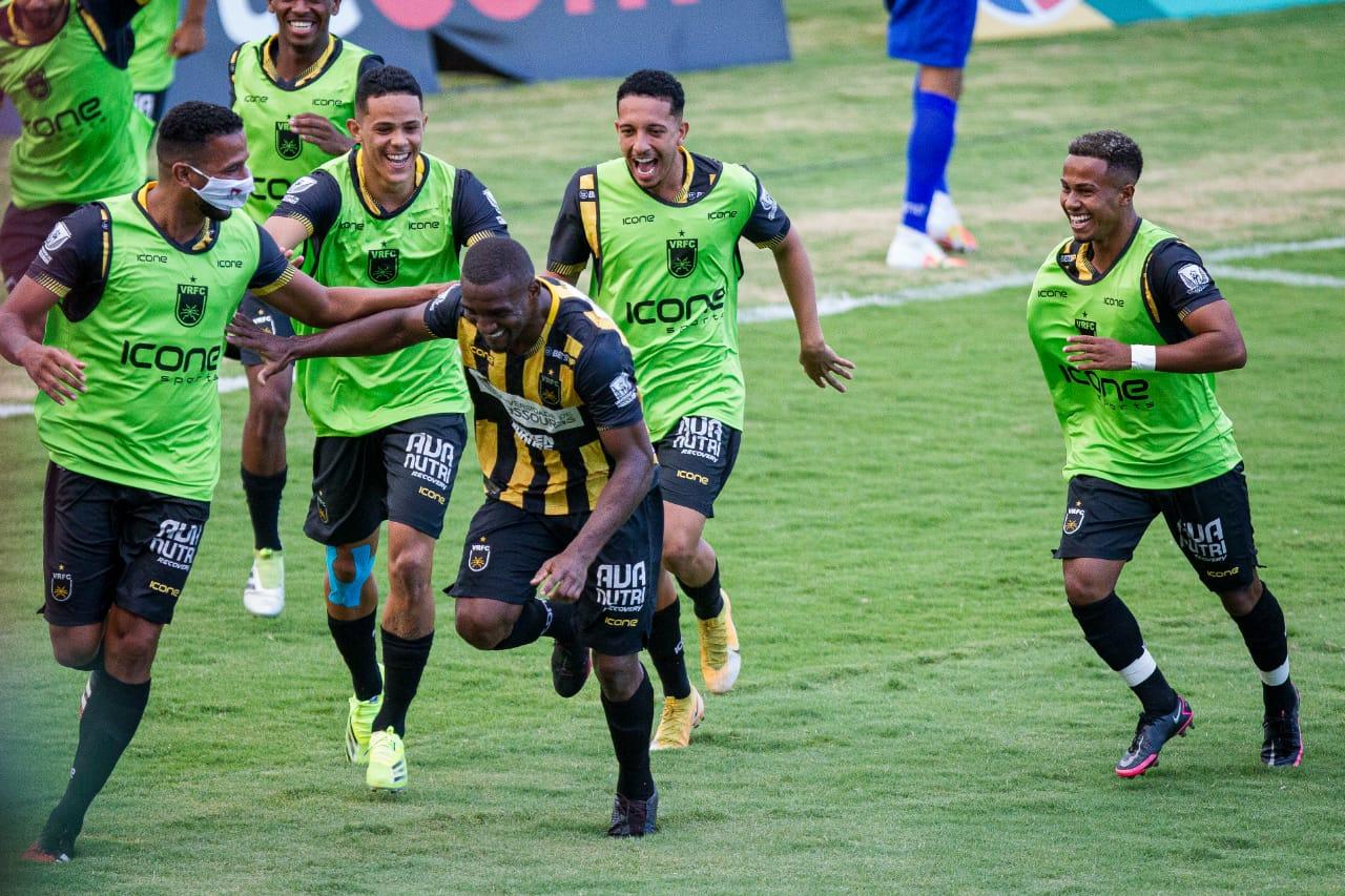 Com um a menos, Voltaço vence Portuguesa-RJ e assume liderança do Estadual