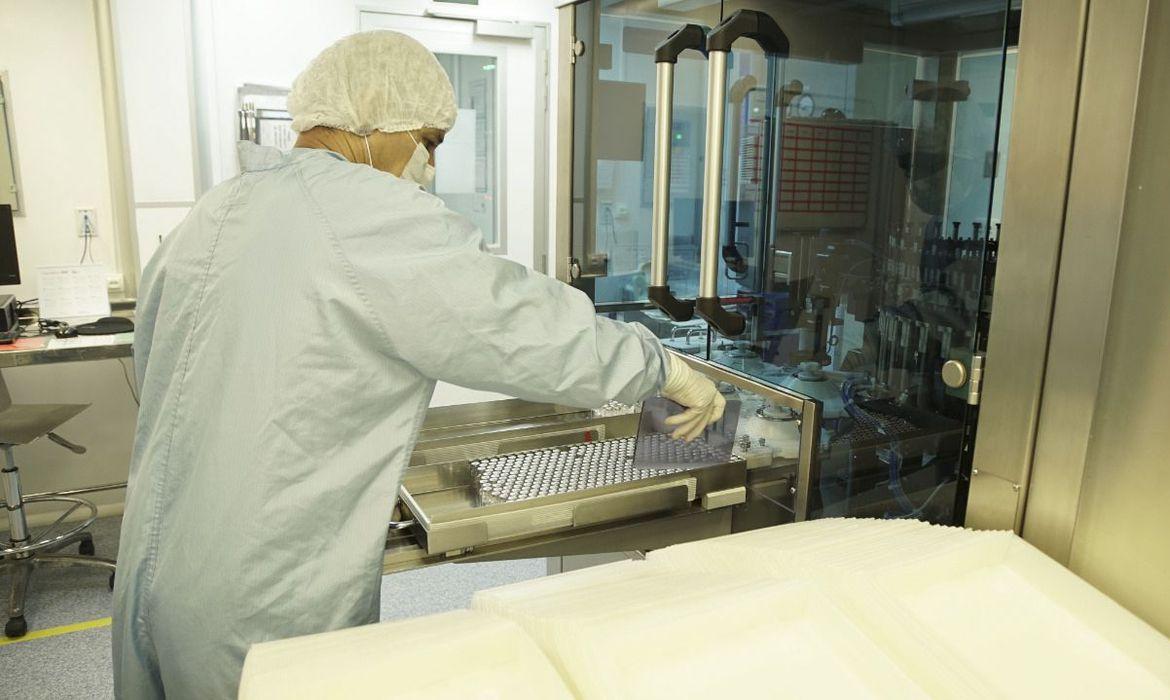 Fiocruz prevê produção de 1 milhão de vacinas por dia até final de março