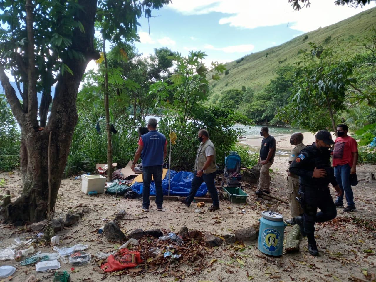 Angra dos Reis: Camping clandestino é desmantelado na Praia de Sororoca
